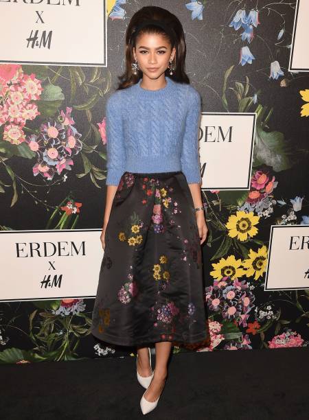 <strong>11.10.17 // Cate Blanchett </strong>- para a première de Thor: Ragnarok, longa do qual será vilã, a atriz escolheu um modelito <strong>Gucci</strong> nada discreto. De gola alta e mangas longas largas, ela combinou o modelo amarelo assimétrico e brilhante com um colar poderoso. <strong>11.10.17 // Cate Blanchett </strong>- para a première de Thor: Ragnarok, longa do qual será vilã, a atriz escolheu um modelito <strong>Gucci</strong> nada discreto. De gola alta e mangas longas largas, ela combinou o modelo amarelo assimétrico e brilhante com um colar poderoso.