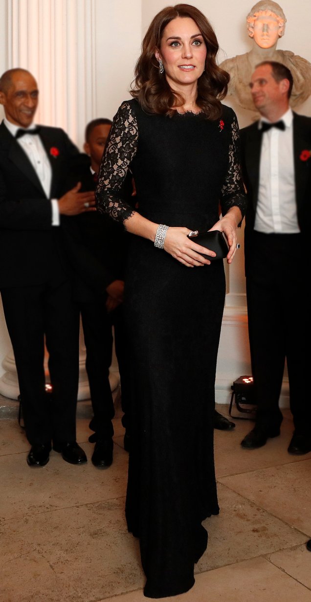 <strong>07 de novembro de 2017</strong> - <span>Com um look </span><span>Diane von Furstenberg, Kate foi ao jantar anual do Centro Anna Freud para Crianças e Famílias em Londres, no Palácio de K</span><span>ensington.</span>