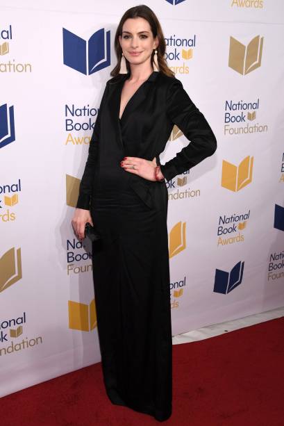 <strong>16.11.17 // Anne Hathaway </strong>- chique e minimalista, a atriz escolheu um longo da marca <span>Halston para brilhar no tapete vermelho do National Book Awards, evento que aconteceu em Nova York. Com um make belo e clássico, Anne optou por usar acessórios ousados para darem 'peso' e modernidade ao look.</span> <strong>16.11.17 // Anne Hathaway </strong>- chique e minimalista, a atriz escolheu um longo da marca <span>Halston para brilhar no tapete vermelho do National Book Awards, evento que aconteceu em Nova York. Com um make belo e clássico, Anne optou por usar acessórios ousados para darem 'peso' e modernidade ao look.</span>