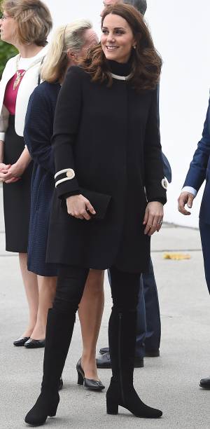 <strong>22 de novembro de 2017 </strong>- a duquesa arrasou na elegância em seu look total black, com poucos detalhes em tom pérola. Ela equilibrou a nova silhueta da barriguinha de quatro meses de gestação com um casaco em linha A, pouco abaixo da altura do quadril. <strong>22 de novembro de 2017 </strong>- a duquesa arrasou na elegância em seu look total black, com poucos detalhes em tom pérola. Ela equilibrou a nova silhueta da barriguinha de quatro meses de gestação com um casaco em linha A, pouco abaixo da altura do quadril.