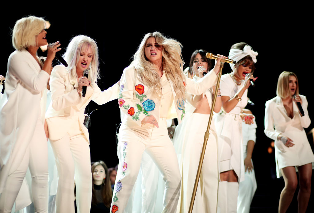 Kesha, Cindy Lauper, Camila Cabello, e Andra Day no Grammy 2018