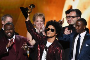 Bruno Mars recebendo prêmio na cerimônia do Grammy 2018