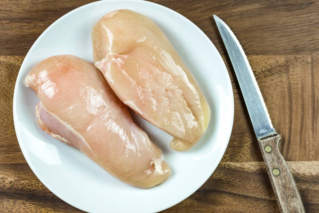 Polêmica: lavar ou não o frango cru? Organização Mundial da Saúde responde