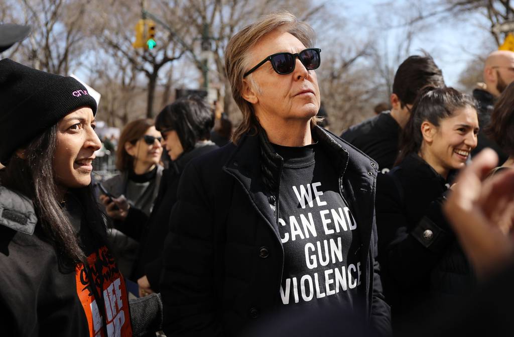Paul McCartney participa de marcha contra armas para honrar John Lennon