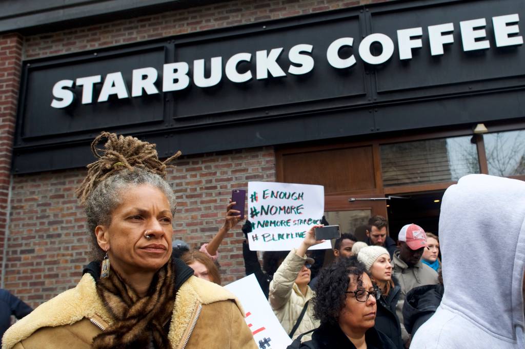 Racismo no Starbucks Philadelphia Police Arrest Of Two Black Men In Starbucks, Prompts Apology From Company’s CEO