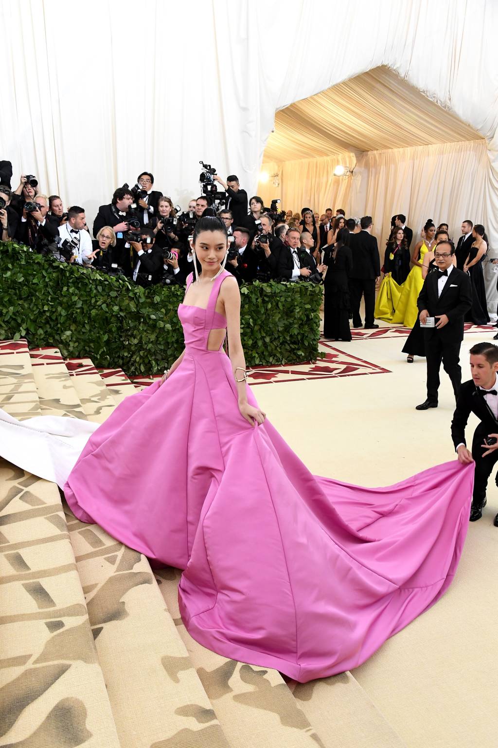 Vestidos de festa cor-de-rosa Heavenly Bodies: Fashion & The Catholic Imagination Costume Institute Gala – Arrivals
