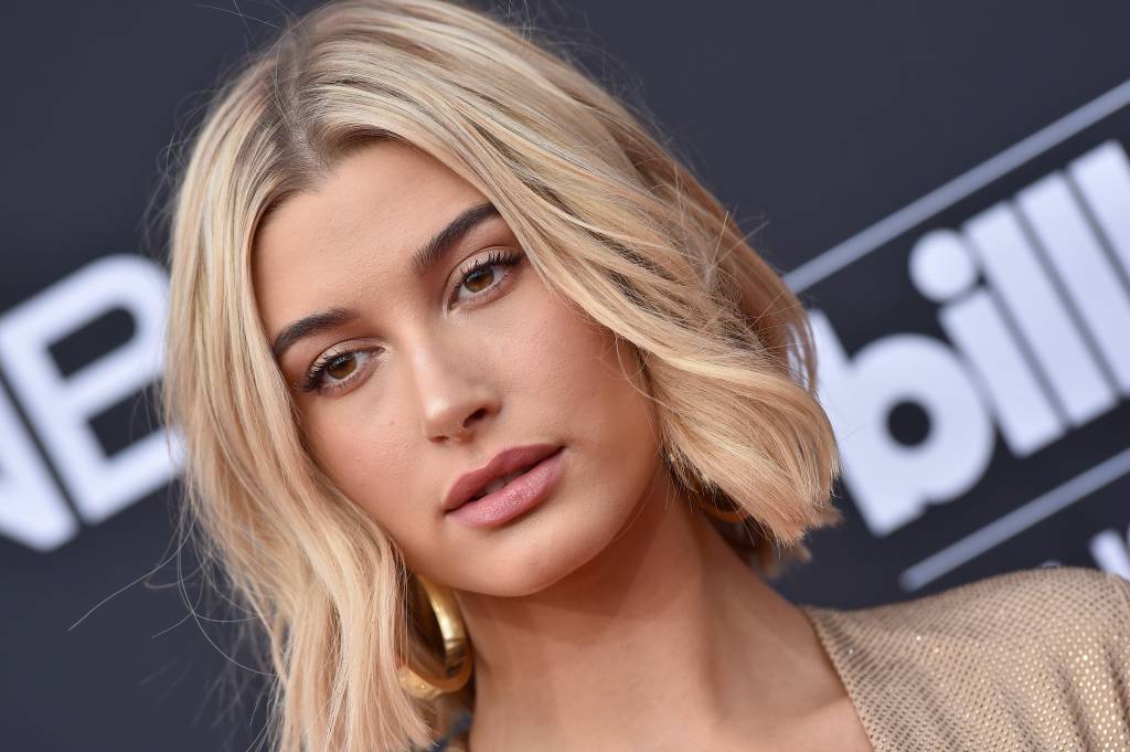 Hailey Baldwin monta look acessível com macacão que está à venda no Brasil