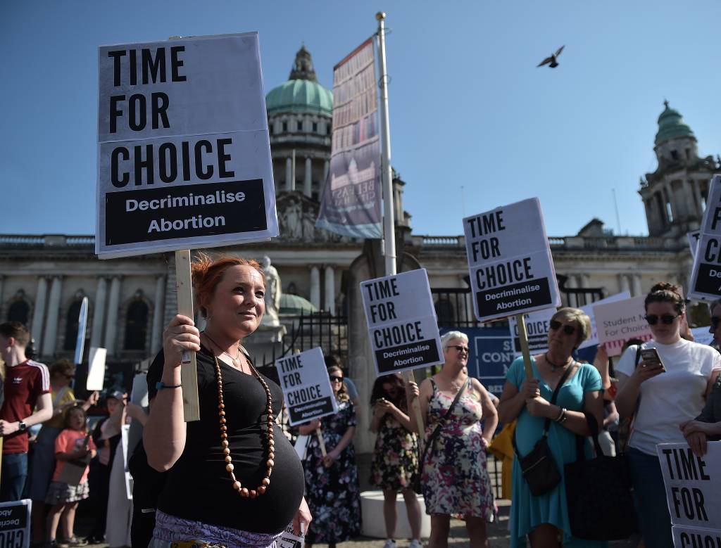 Irlanda vota a favor do aborto NI Women Attend Pro-Choice Rally Following Irish Referendum Decision