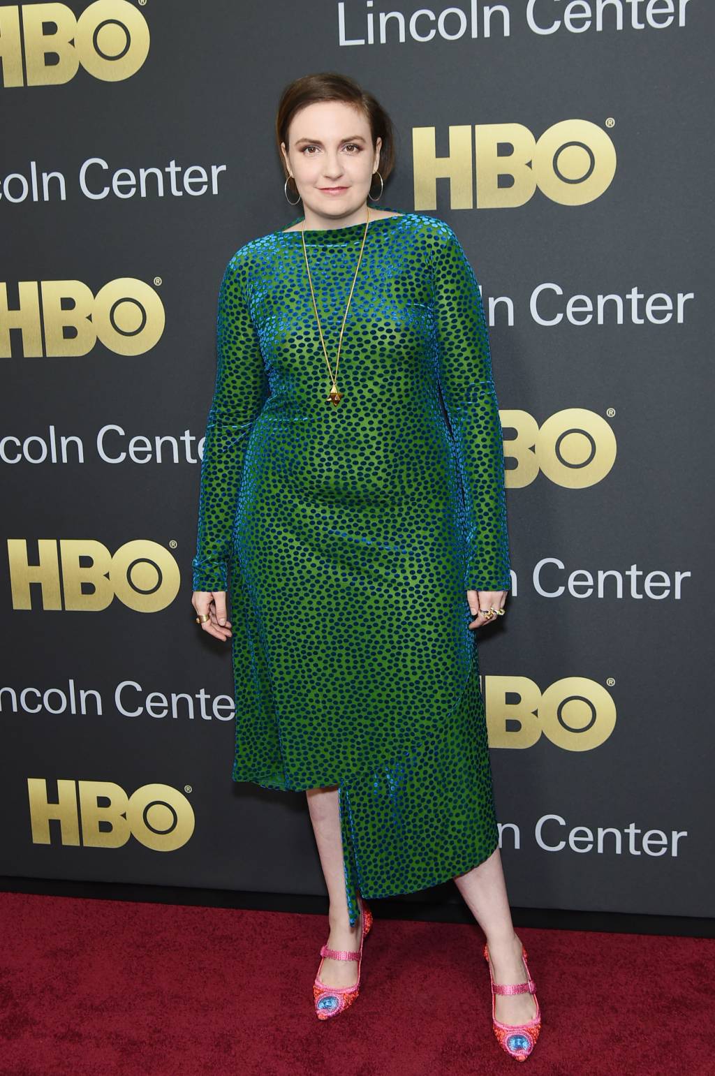 Lena Dunham usa vestido de festa que é inspiração pura para o inverno