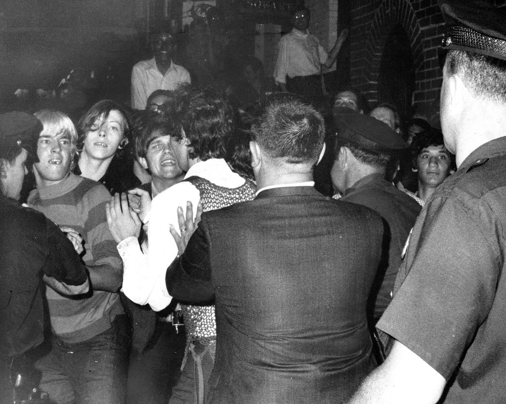 Imagem registrada da noite de confronto entre LGBTs e a polícia no bar Stonewall Inn.