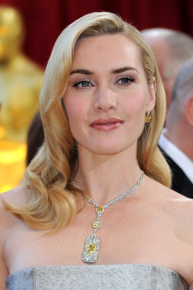 Kate Winslet optou por ondas largas e soltas combinadas com make natural e brilhante para o Oscar de 2010.