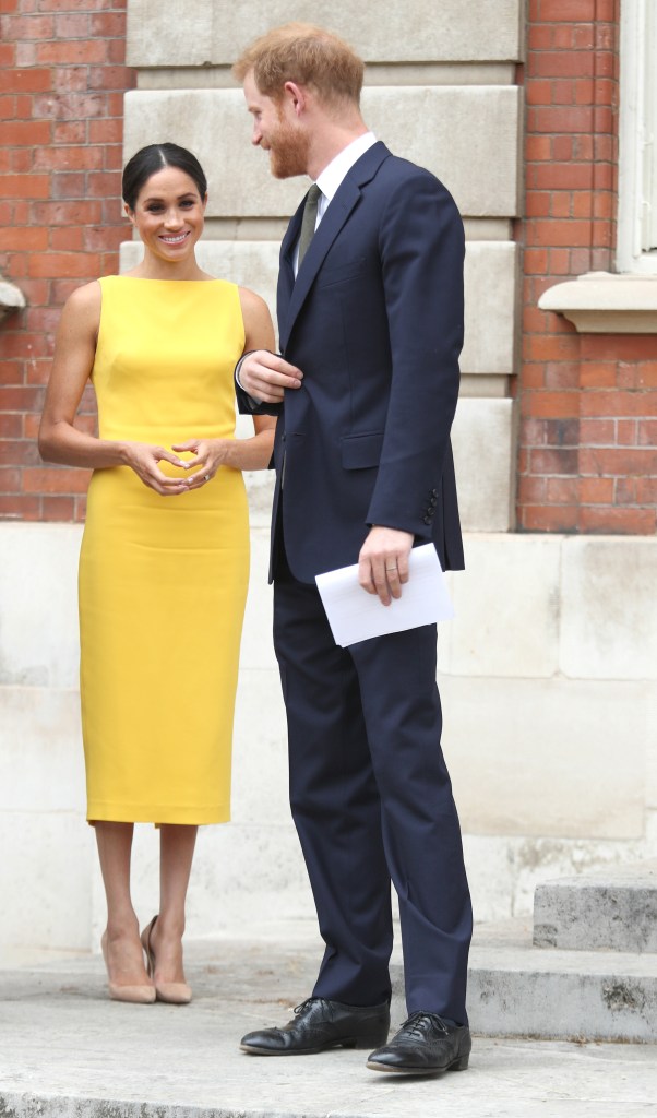 Meghan Markle, Duquesa de Sussex, e o Príncipe Harry no encontro com os jovens da Commonwealth