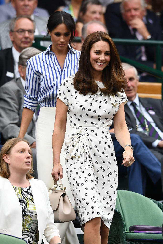 Meghan Markle, Duquesa de Sussex, e Kate Middleton, Duquesa de Cambridge, na final de Wimbledon 2018