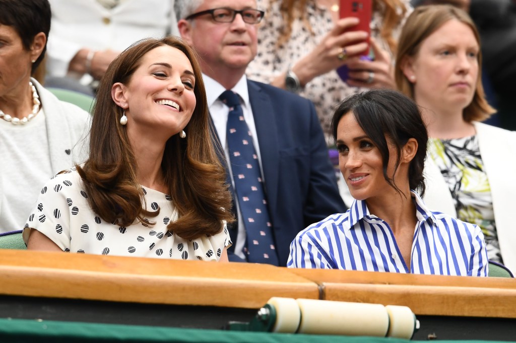 Meghan Markle, Duquesa de Sussex, e Kate Middleton, Duquesa de Cambridge, na final de Wimbledon 2018