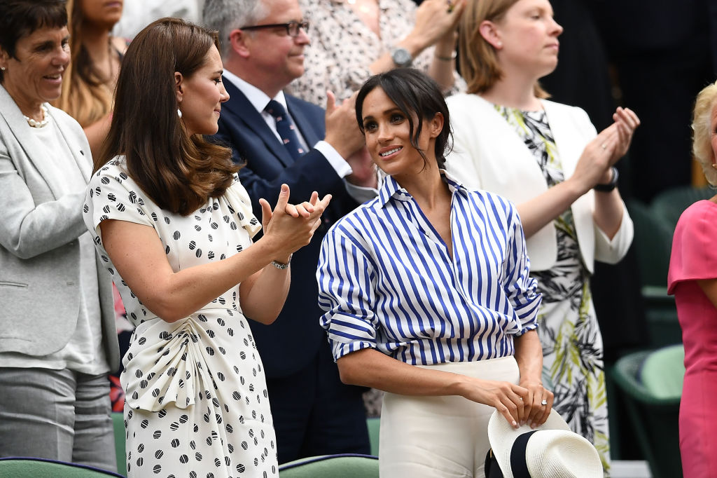 Meghan Markle, Duquesa de Sussex, e Kate Middleton, Duquesa de Cambridge, na final de Wimbledon 2018