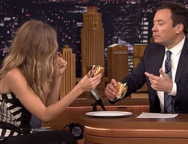 A top foi ao Jimmy Fallon e ainda ganhou um hambúrguer ao final do programa. A top foi ao Jimmy Fallon e ainda ganhou um hambúrguer ao final do programa.