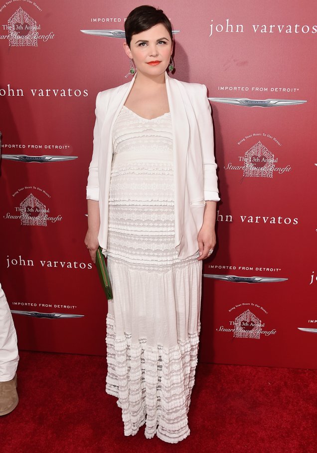 <strong>Ginnifer Goodwin</strong> // A atriz da série <em>Once Upon a Time</em> escolheu produção <em>all white</em> para marcar presença em uma festa em Los Angeles. O blazer alonga a silhueta e proporciona elegância ao vestido de pegada natural.