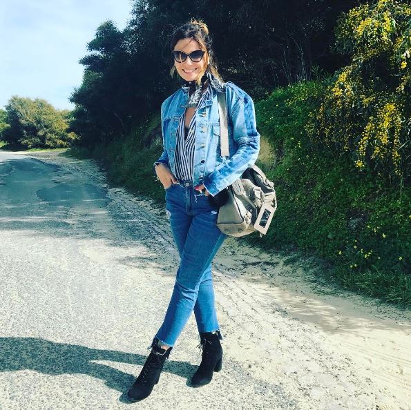 As famosas sempre apostam no look jeans total. Para deixar o visual mais elegante, camisa listrada, botinhas de salto e lenço amarrado no pescoço. As famosas sempre apostam no look jeans total. Para deixar o visual mais elegante, camisa listrada, botinhas de salto e lenço amarrado no pescoço.