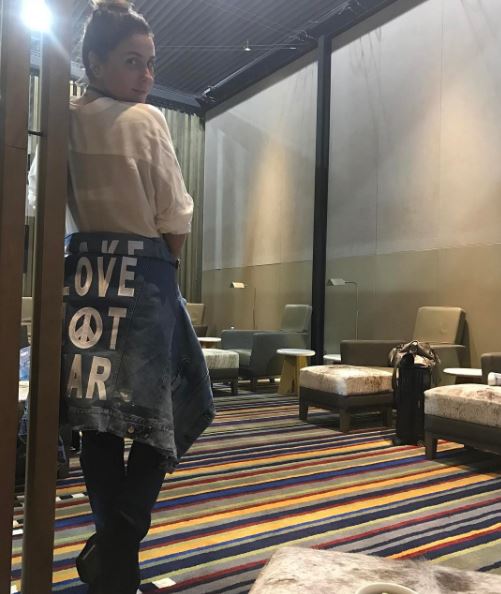 A atriz dá o recado na jaqueta: "faça amor, não faça guerra" A atriz dá o recado na jaqueta: "faça amor, não faça guerra"