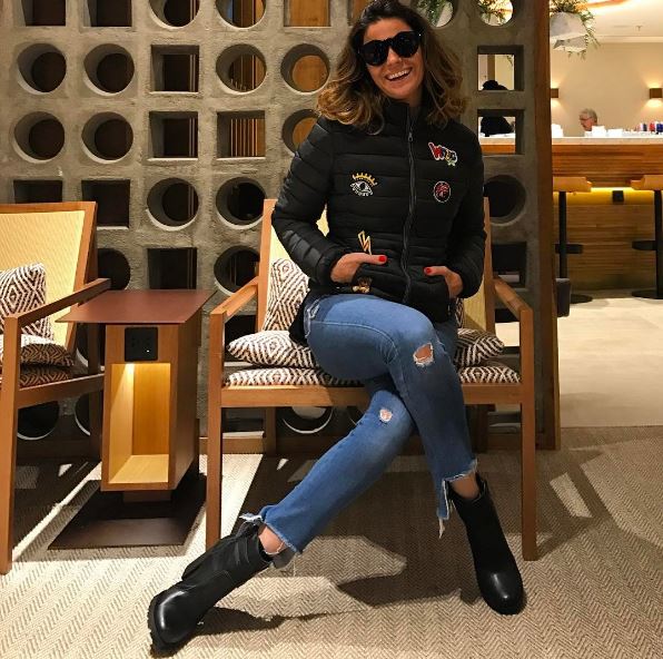 O doudoune com patches atualiza o jeans skinny da famosa. O doudoune com patches atualiza o jeans skinny da famosa.