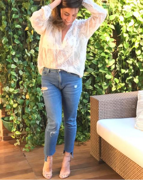 O jeans de barra assimétrica também permite combinações românticas, como comprova este visual com bata branca e sandálias nude. O jeans de barra assimétrica também permite combinações românticas, como comprova este visual com bata branca e sandálias nude.