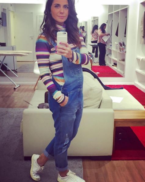 Aqui, ela combinou a jardineira jeans com tricô listrado em várias cores. Os tênis brancos arrematam sem pesar. Aqui, ela combinou a jardineira jeans com tricô listrado em várias cores. Os tênis brancos arrematam sem pesar.