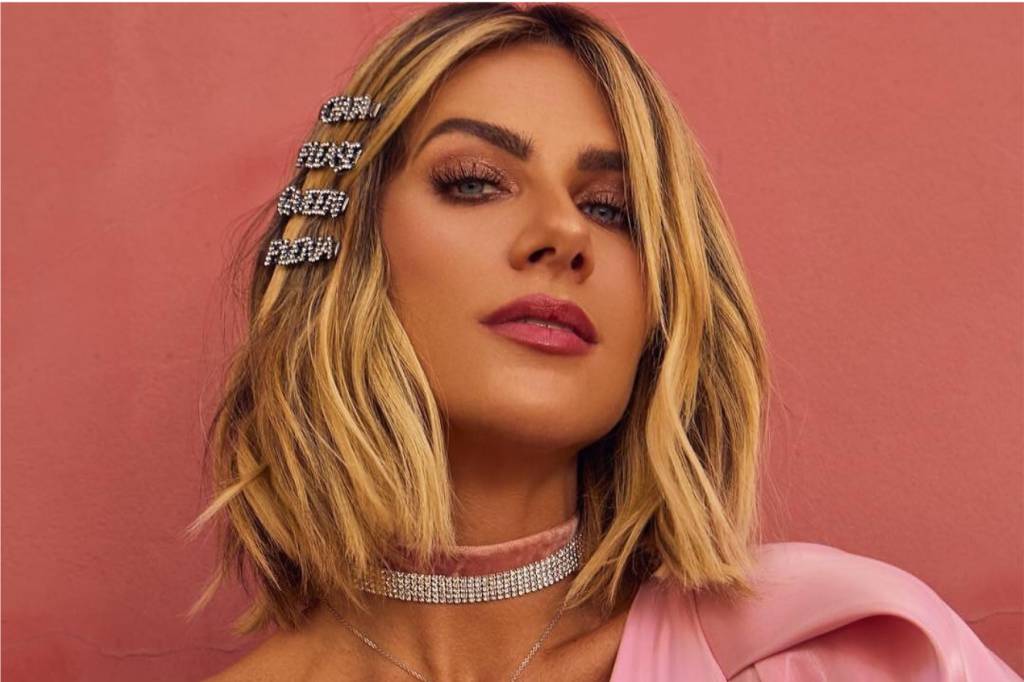 Com look cor-de-rosa, Gio Ewbank mistura tendências e acerta em cheio