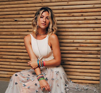 O cabelo long bob da Giovanna Ewbank é tão versátil que ela sempre usa o mesmo visual, solto com beach waves, independentemente da formalidade da ocasião.