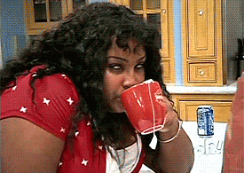GIF mulher negra bebendo chá, extremamente irritada