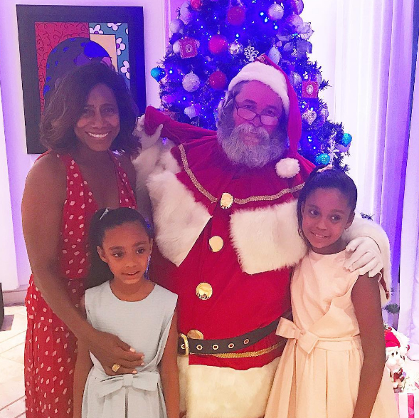 Gloria Maria e as filhas, Laura e Maria, com o Papai Noel