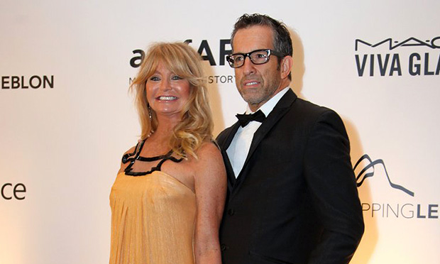 Famosos marcam presença em baile da AmfAR