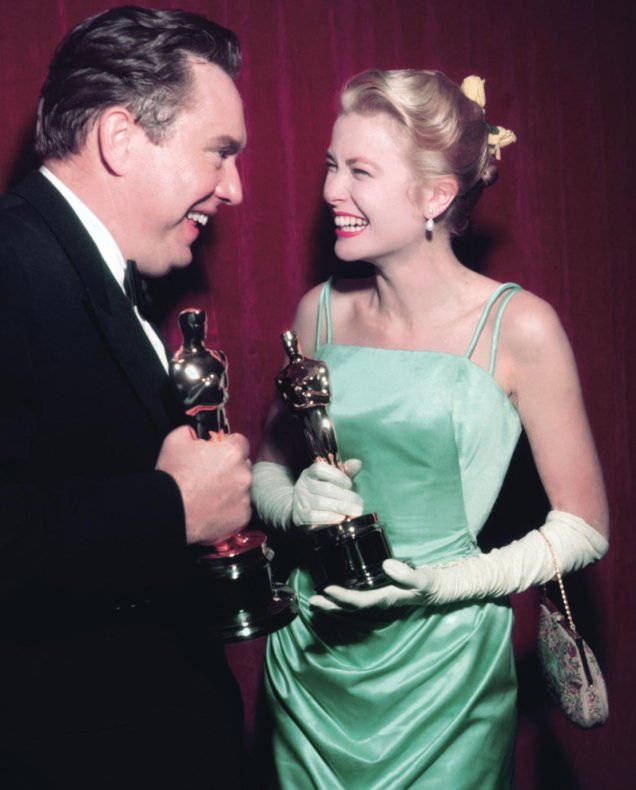 Grace Kelly celebrou seu prêmio por seu papel em Amar É Sofrer com leves ondas presas em um coque e um batom rosado, no Oscar de 1955.