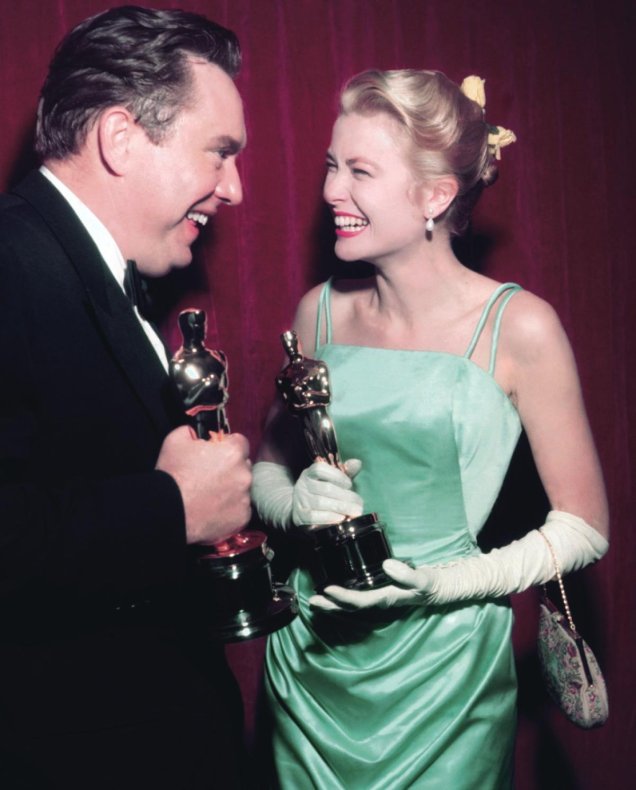 Grace Kelly celebrou seu prêmio por seu papel em Amar É Sofrer com leves ondas presas em um coque e um batom rosado, no Oscar de 1955. Grace Kelly celebrou seu prêmio por seu papel em Amar É Sofrer com leves ondas presas em um coque e um batom rosado, no Oscar de 1955.