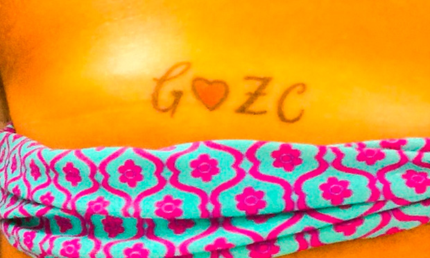 Namorada de Zezé di Camargo tatua iniciais do cantor