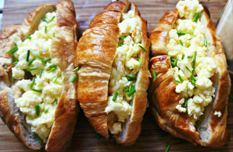 croissant-com-ovos-mexidos croissant-com-ovos-mexidos