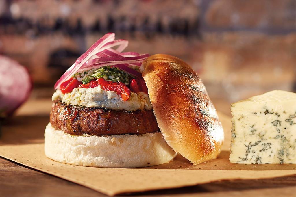 Hambúrguer com pesto de rúcula e creme de gorgonzola