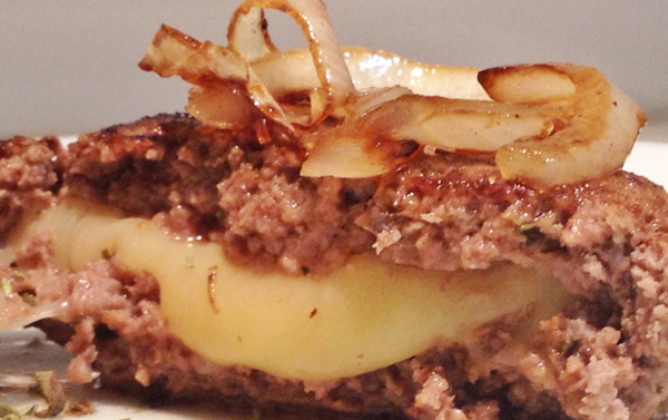 Hambúrguer recheado com provolone