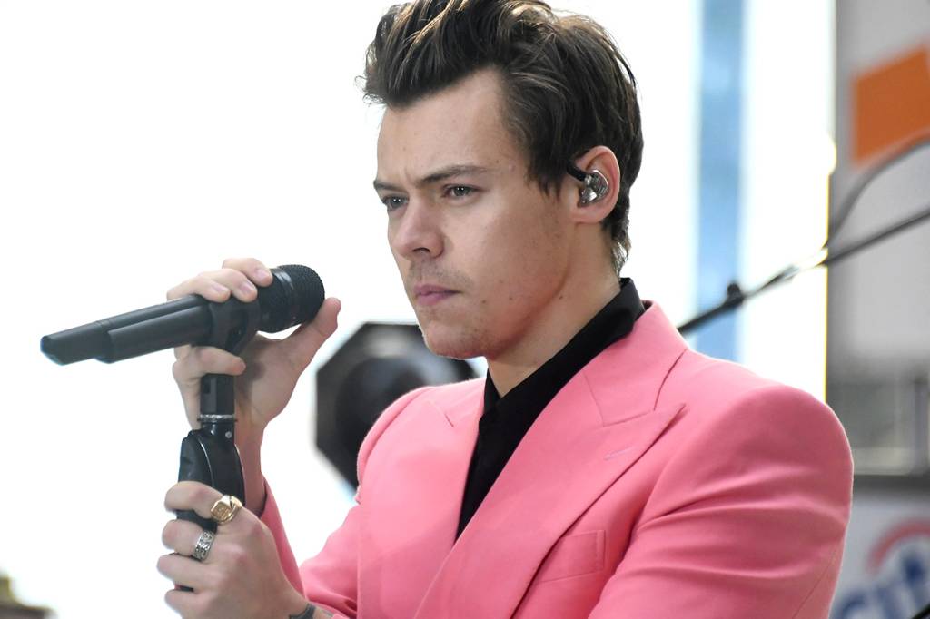 Harry Styles, de terno millennial pink, está igual ao Mick Jagger