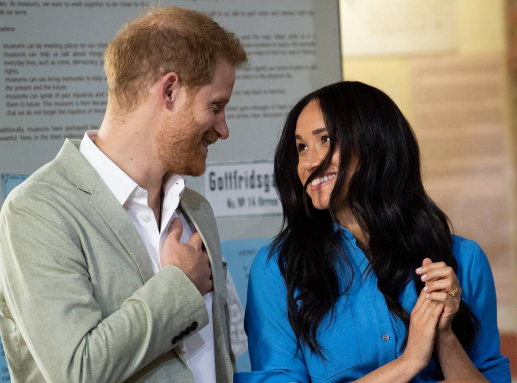 Meghan Markle e príncipe Harry quebram o protocolo com um raríssimo beijo