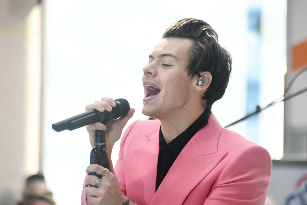 Harry Styles de salto alto é a definição de homem estiloso