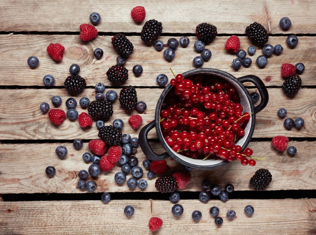 hábitos alimentares de outros países que podem beneficiar sua saúde - frutas vermelhas