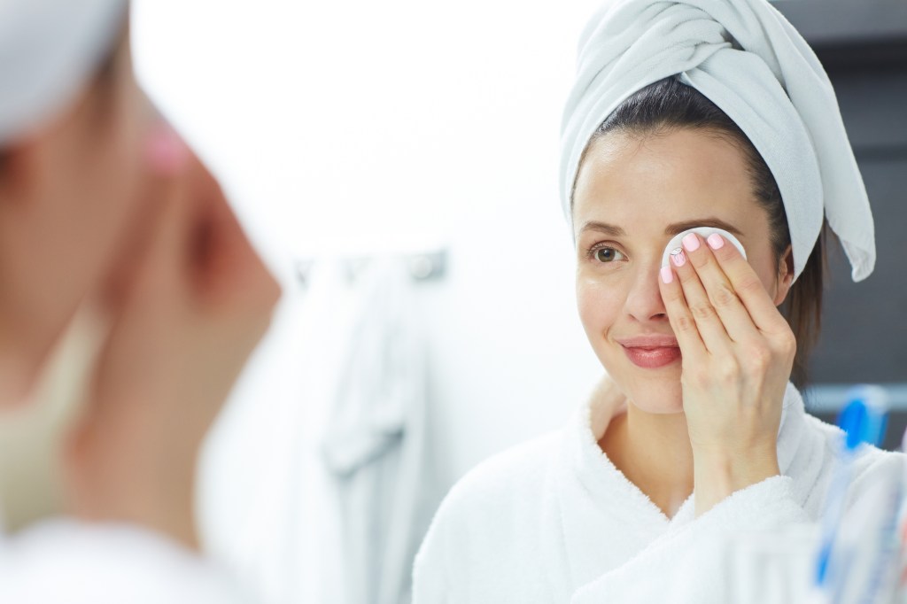 Hábitos diários para manter a pele bonita e saúdável – tirar maquiagem antes de dormir