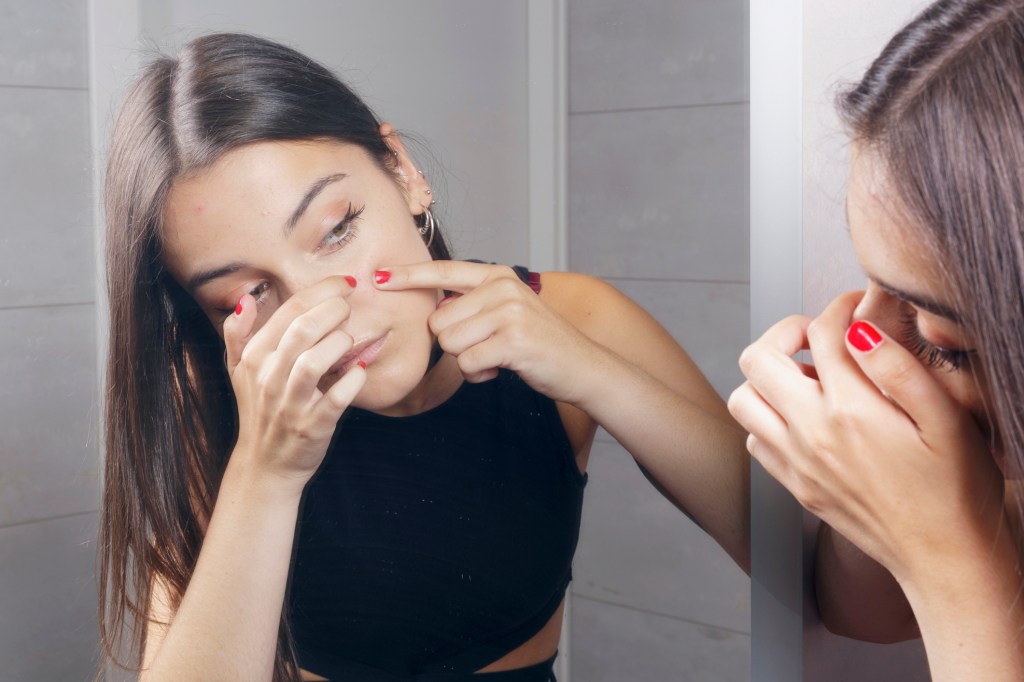 Hábitos pele livre de manchas - não cutucar o rosto