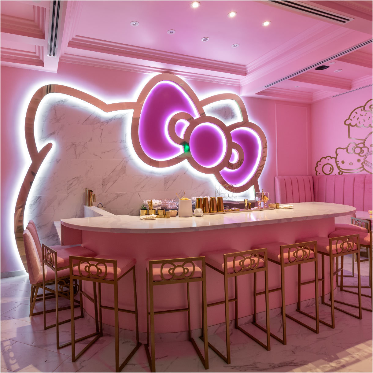 As Fotos Do Caf Da Hello Kitty V O Fazer Voc Querer Se   Hello Kitty Cafe Website Grand Cafe Bow Room Img A 