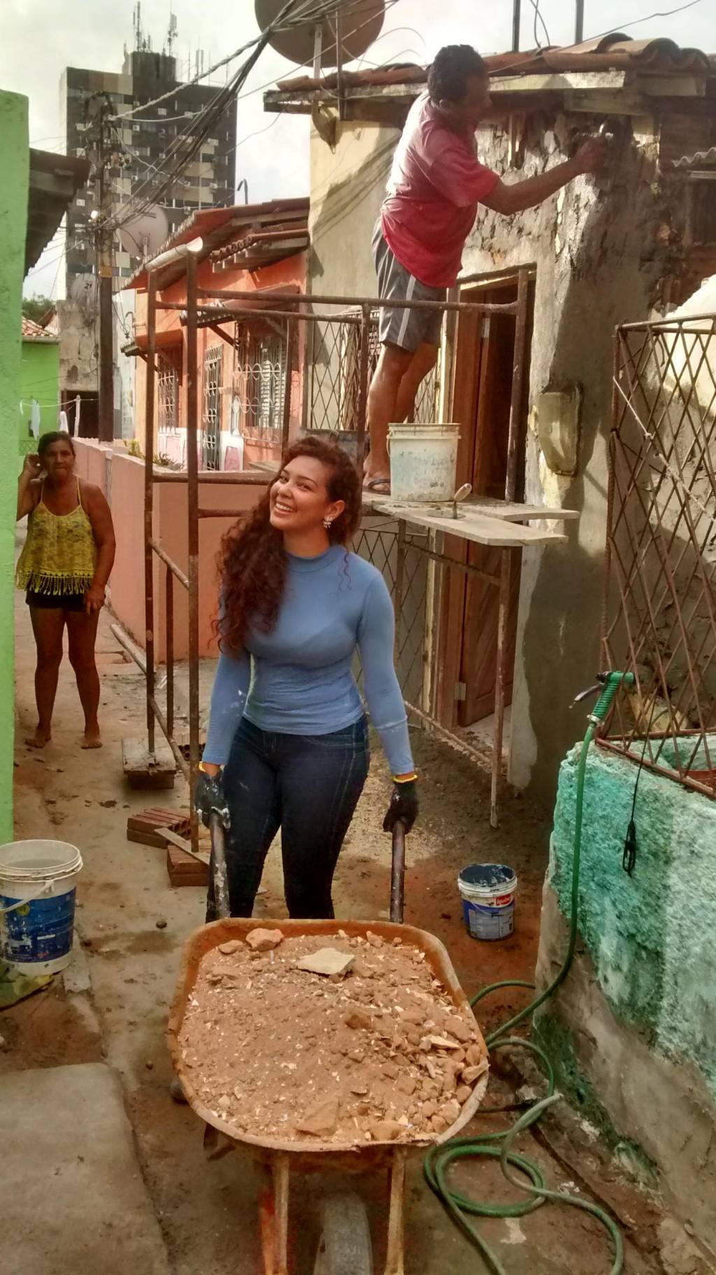 A mulher que reforma casas de graça depois de ter construído o próprio lar