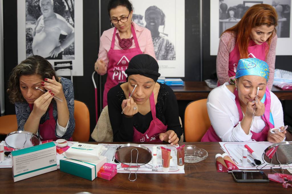 Curso de automaquiagem para pacientes com câncer de mama – Coletivo Pink – De Bem com Você – A Beleza contra o Câncer, do Instituto Abihpec Curso de automaquiagem para pacientes com câncer de mama – Coletivo Pink – De Bem com Você – A Beleza contra o Câncer, do Instituto Abihpec