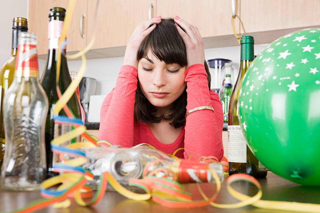 Inchaço ressaca mal-estar – como lidar com os exageros Saiba como previnir os sintomas de ressaca causada pelas festas de fim de ano