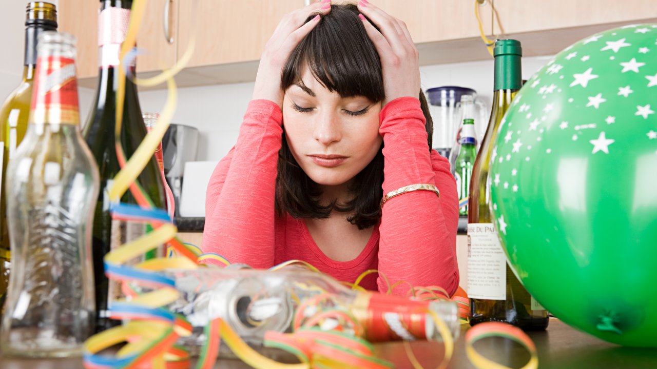 Saiba como previnir os sintomas de ressaca causada pelas festas de fim de ano