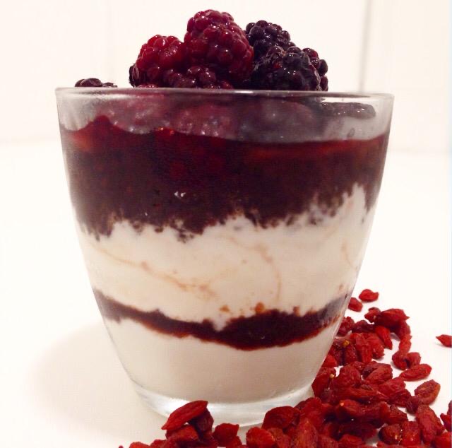 Iogurte vegano de tofu com geleia de frutas vermelhas