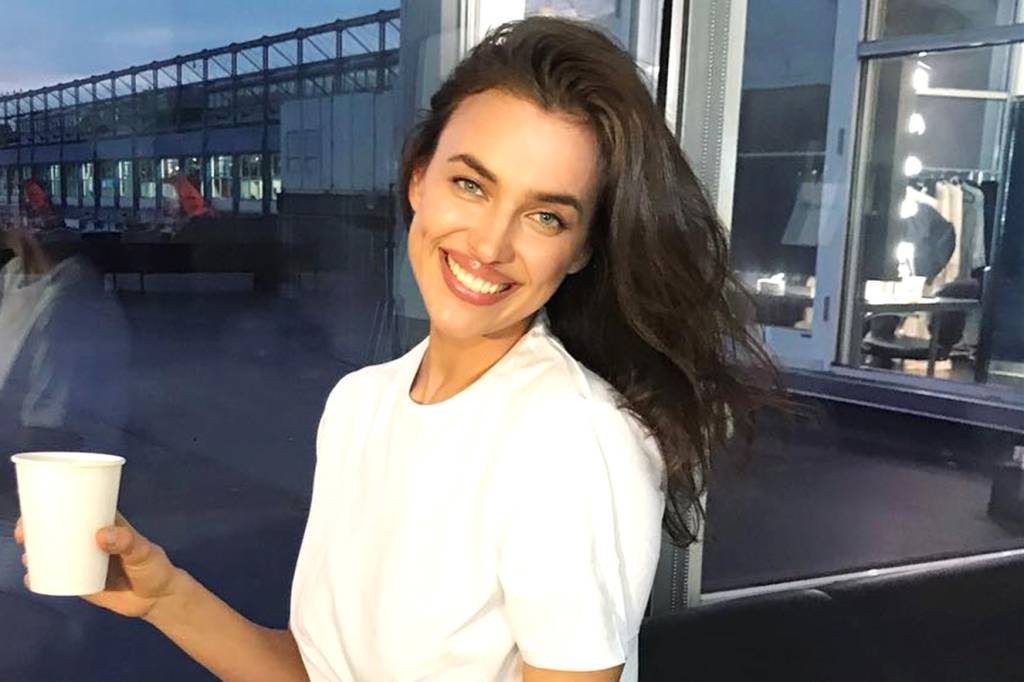 Irina Shayk usou a camiseta mais tendência do momento e já quero igual